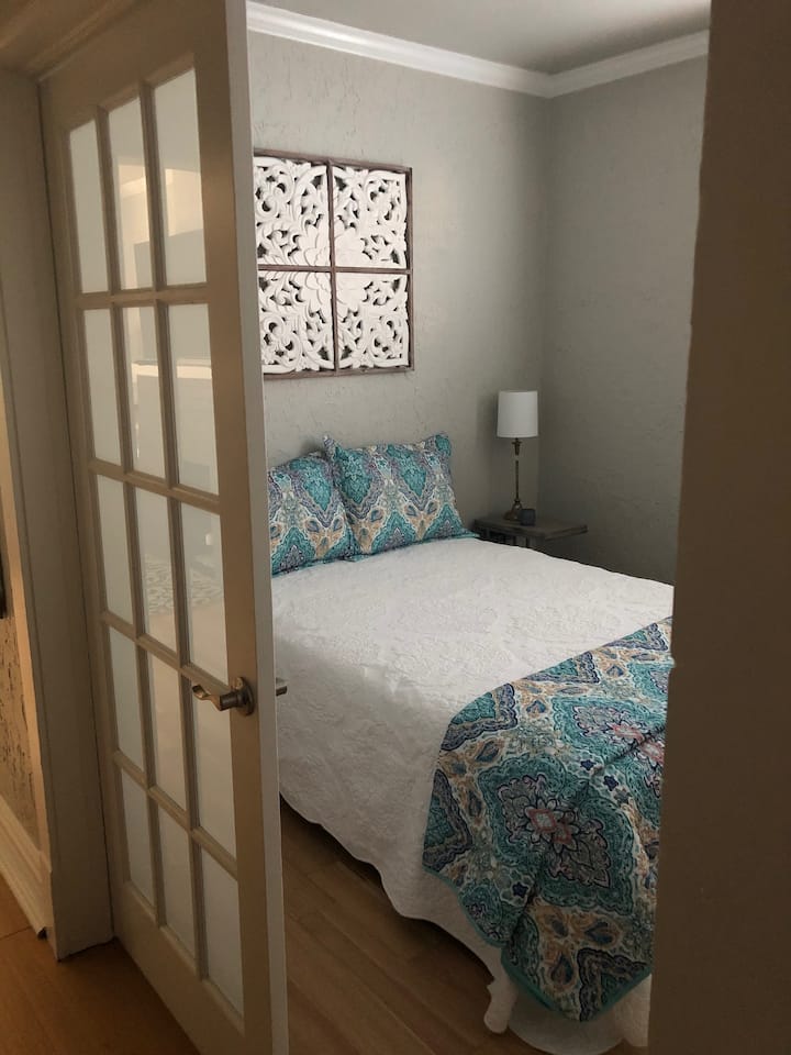 Dormitorio acogedor, perfecto para niños o adultos.