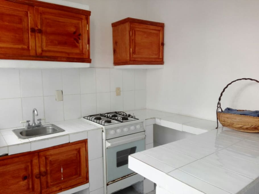 Cocina con alacena, fregadero y estufa
