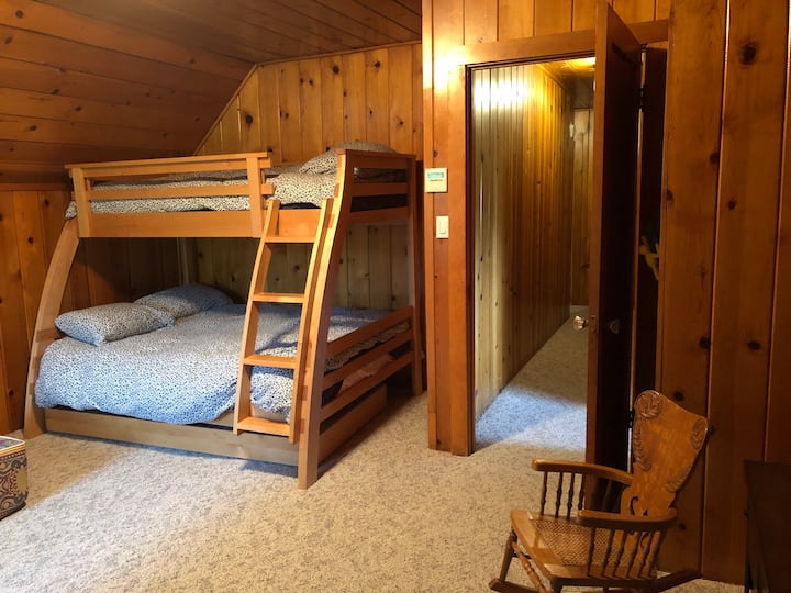 4号客房位于二楼，配有单人上下铺。