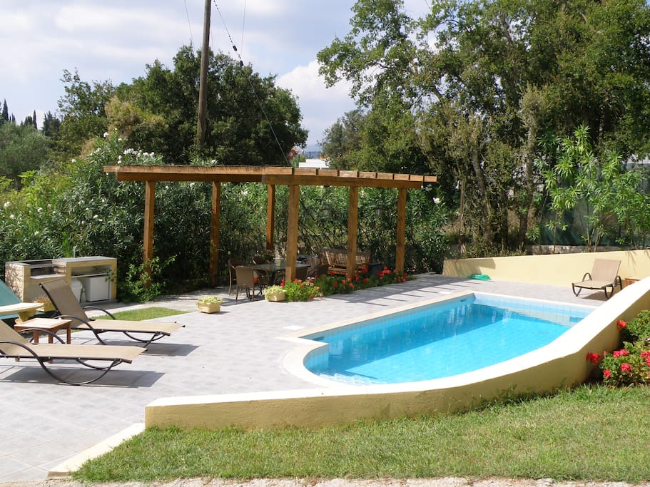 Pool, pergola & bbq area
