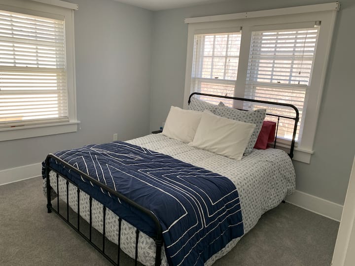 غرفة النوم الأولى