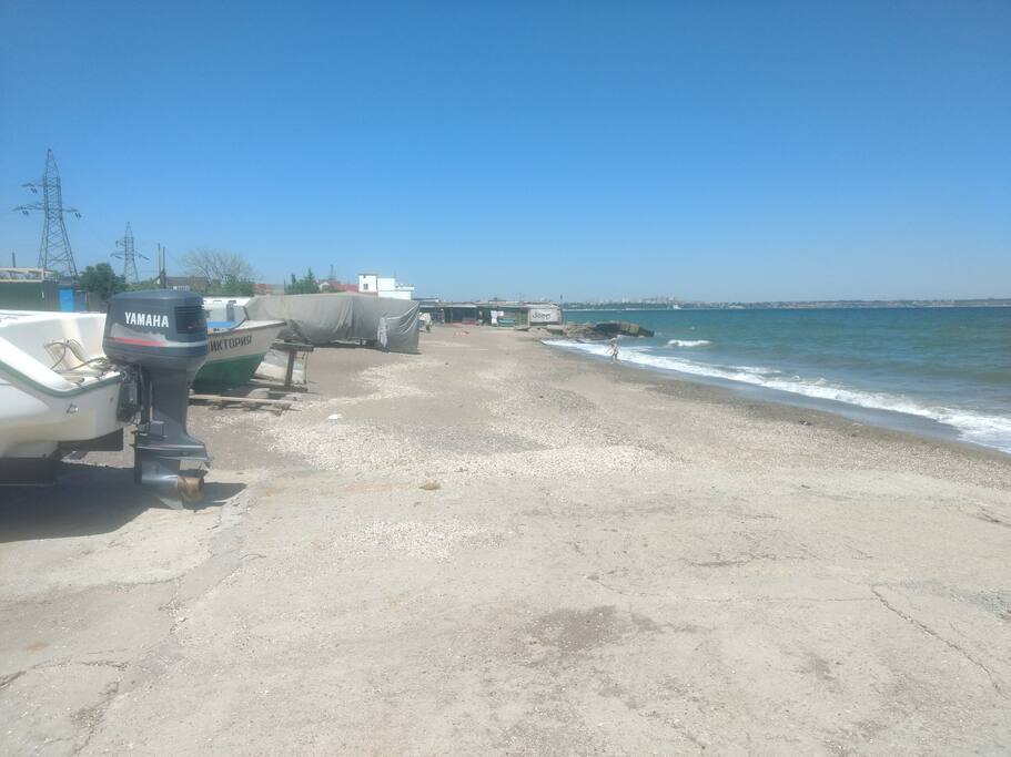Пляжная полоса прямо возле бокса (бокс виден в конце)