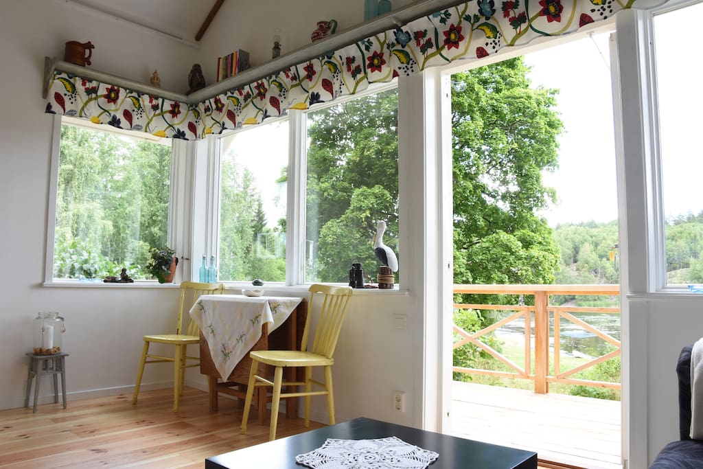 Sjöutsikt från vardagsrum och altan