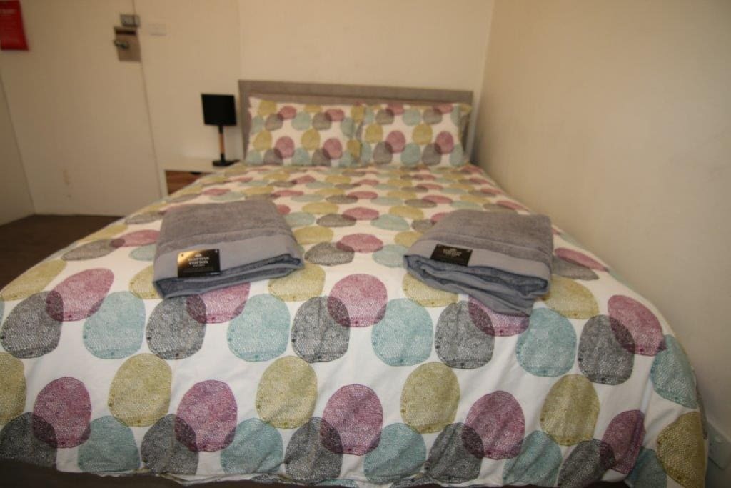 Queen bed, with Egyptian cotton bath sheets