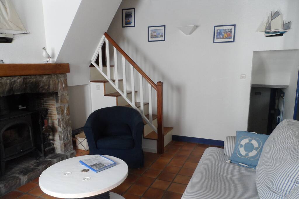 Séjour au niveau rez de chaussée avec escalier menant aux chambres à l'étage