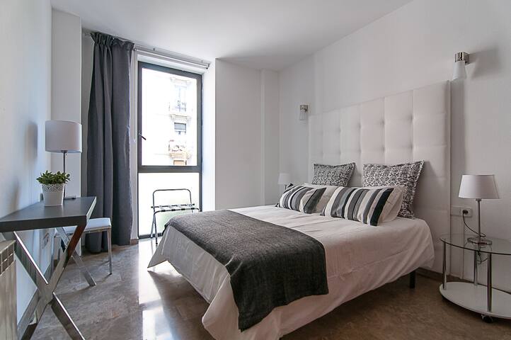 Sleeps 18 off Paseo de Gracia with sunny terrace gallery image 3