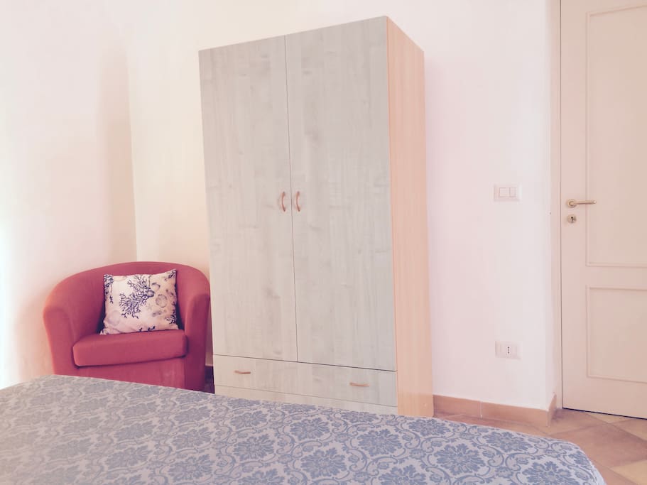 camera da letto con divanetto e armadio