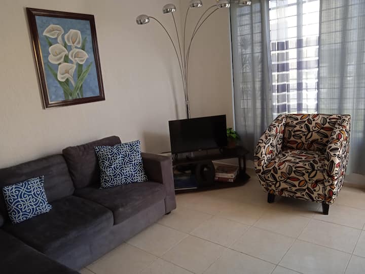 La sala cuenta con el espacio suficiente para disfrutar cómodamente con los amigos y la familia