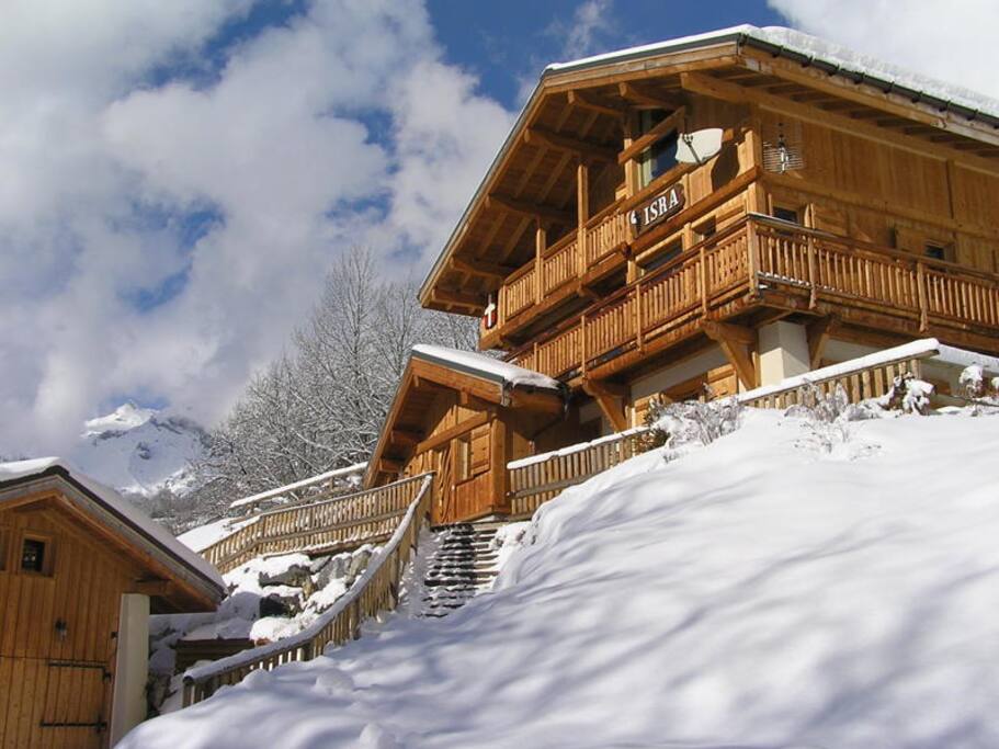 À gauche : le garage et le loft, à droite le chalet principal en haut des escaliers.