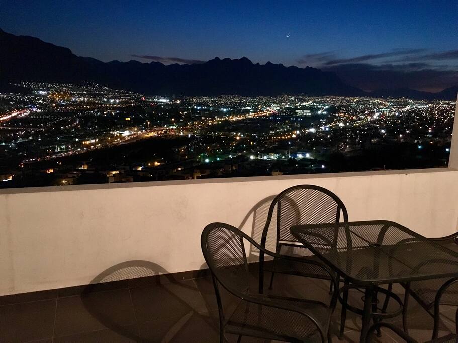 Terraza muy cómoda con excelente vista de la ciudad. Ideal para desayunar, leer un buen libro, trabajar en tu computadora o simplemente sentarse a observar la ciudad.