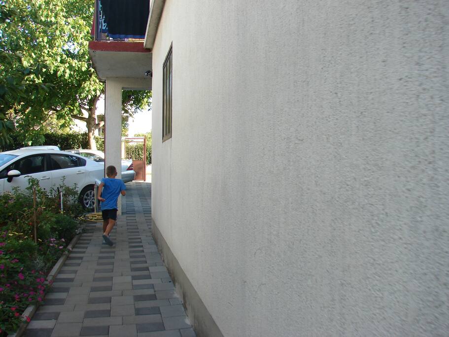 dvorište i parking u dvorištu