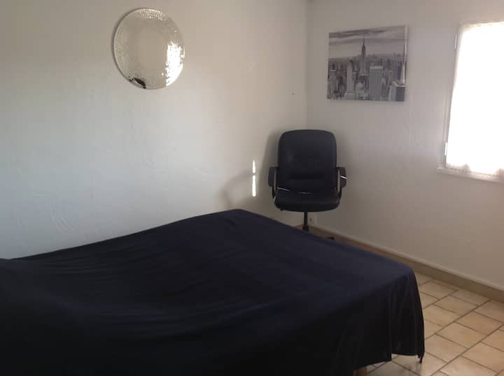 Chumba chenye kiyoyozi - sakafu ya kitanda mara mbili