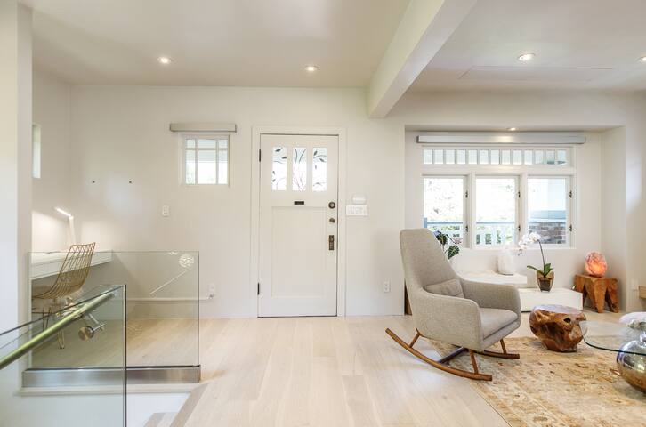 Executive Modern Getaway – Minutes to Downtown! gallery image 3