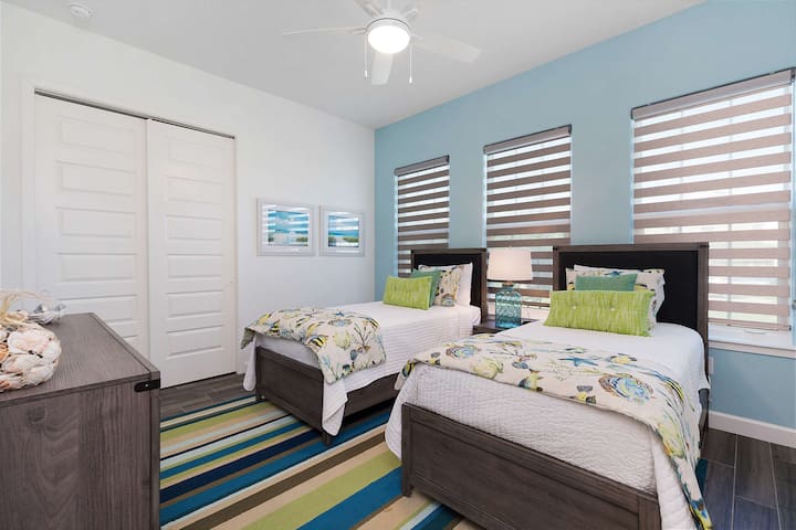 ฝันหวานรออยู่: ห้องนอน 3 พร้อมเตียงแฝดแสนสบาย 2 เตียงสำหรับการนอนหลับพักผ่อน