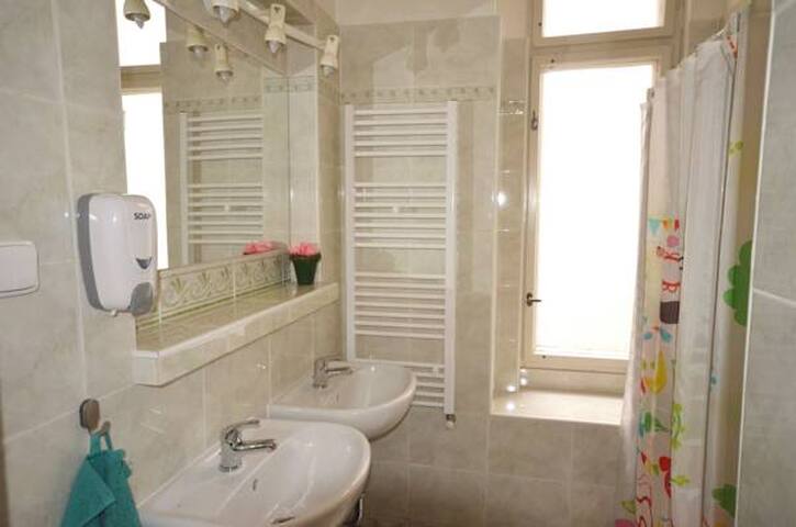 3BDR Apartment for groups in the center for 10 pax gallery image 4