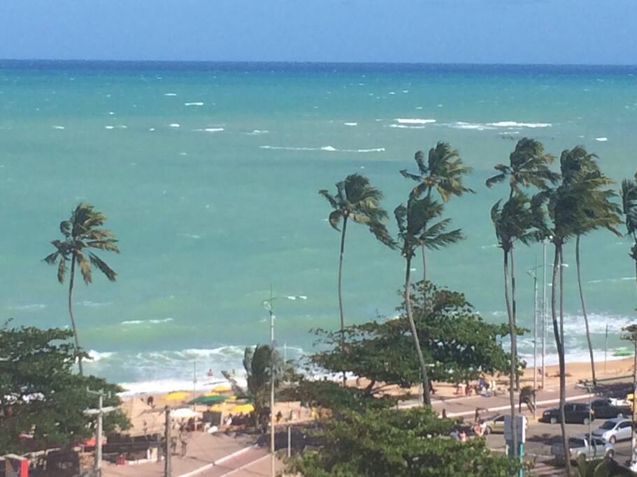 Linda praia em frente ao prédio, foto tirada da cobertura do edificio.