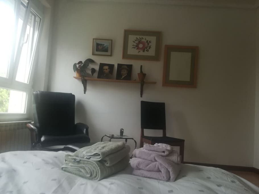 Zona de lectura en habitación