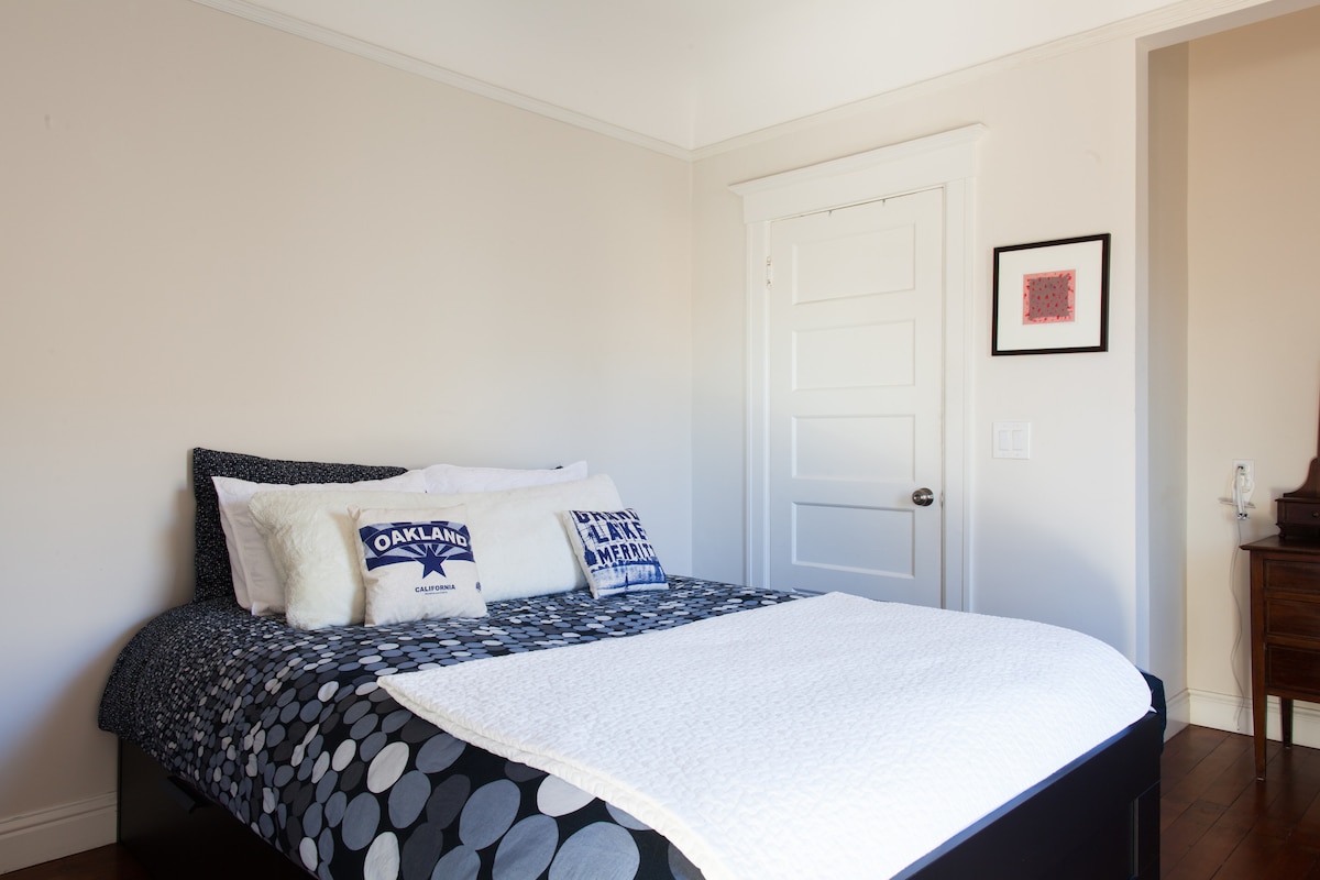 Krevat dopio "queen" në një dhomë të veçantë.