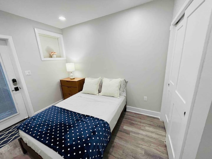 Spavaća soba 1 od 2. Prostrana soba s bračnim krevetom.