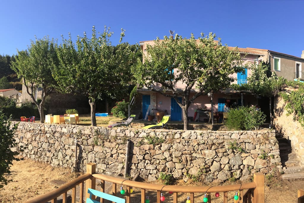 vue extérieure de la maison (jardin de 1000 m2 en étage), avec ses murs en pierre typique