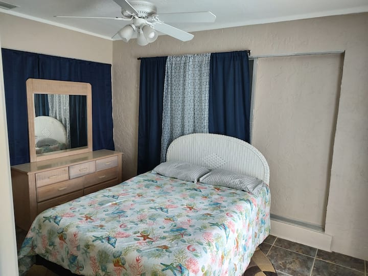 Двойна спалня /достъп до басейн.