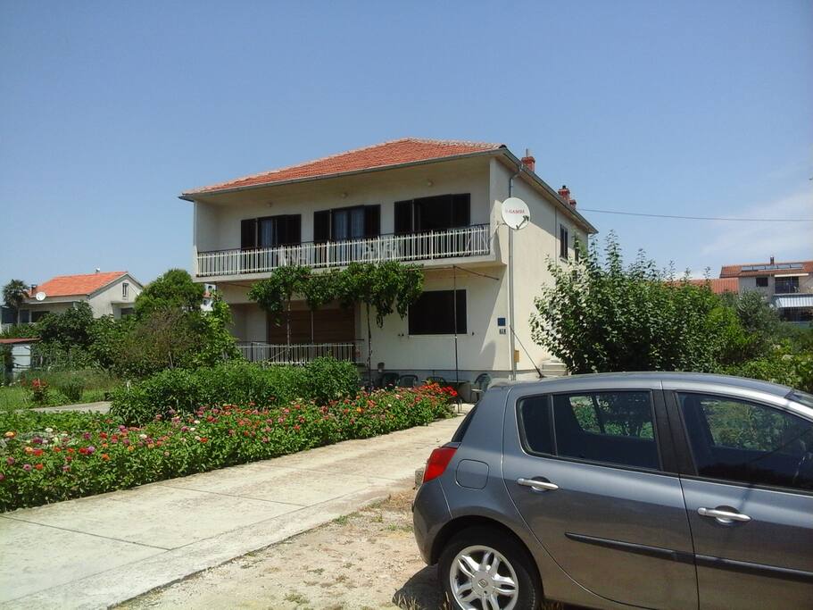 Apartman ima privatni parking