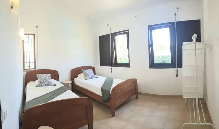 Izba s výhľadom na bazén.