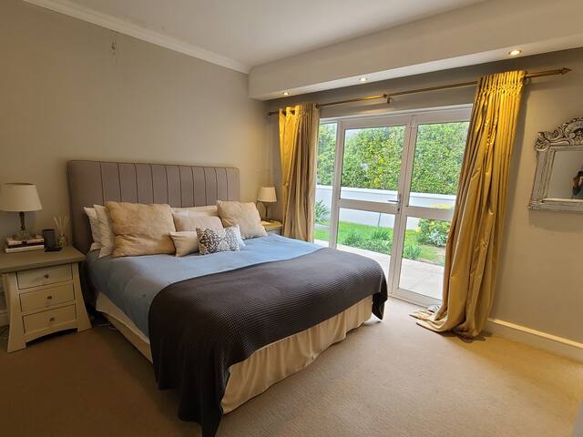 Secure, easy-living townhouse with pool and views gallery image 3