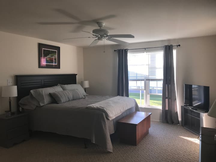 Chambre avec lit King Size suite parentale spacieuse