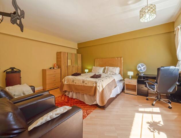 Spacious, Light & Comfy; Great Location, Sleeps 6! gallery image 2