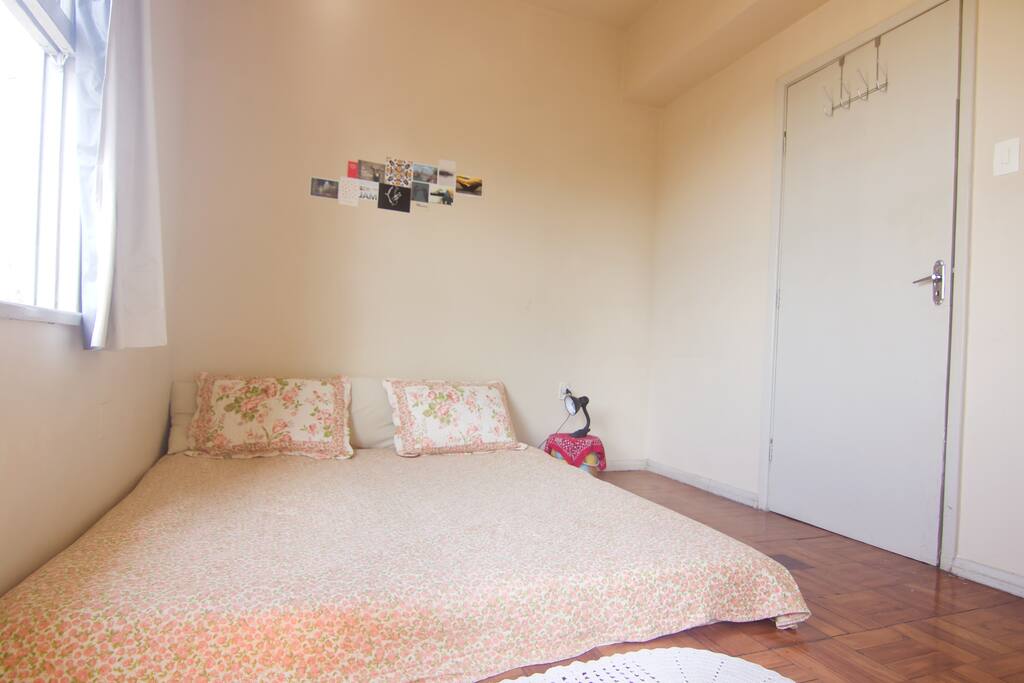 Quarto aconchegante. Podemos arrumar as camas para solteiros ou casal. vista da porta da varanda.