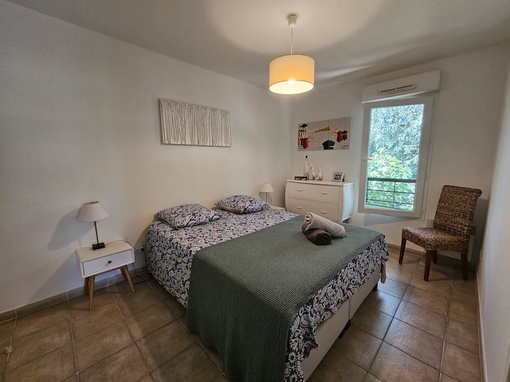 Kitanda cha watu wawili 160 * 200. Chumba hiki kinaangalia nyuma ya jengo ambalo lenyewe liko mita 100 kutoka barabarani. Utakaa usiku wa amani mbali na shughuli nyingi za majira ya joto.
SKRINI ILIANDAA DIRISHA