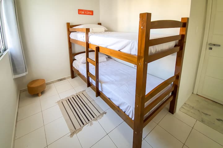 חדר שינה עם מיטת קומתיים