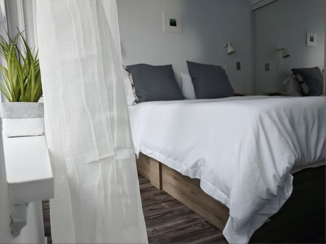 Bright Modern Central 2Bd2Ba Lakeview + Big Screen gallery image 2