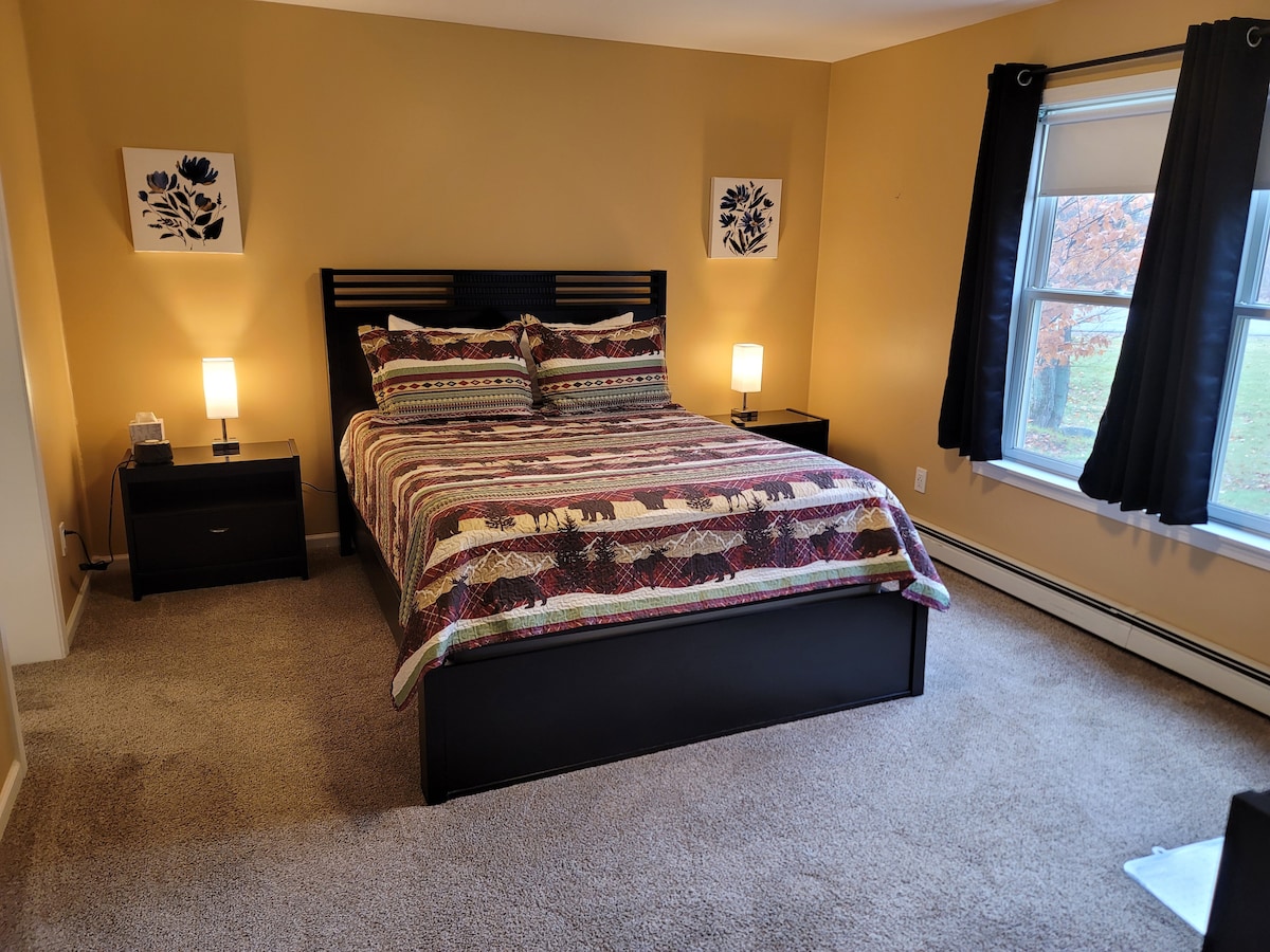 欢迎来到主卧室，配有标准双人床、电视和套房，是完美的私人绿洲。 放入床垫上，放松身心，焕发活力。