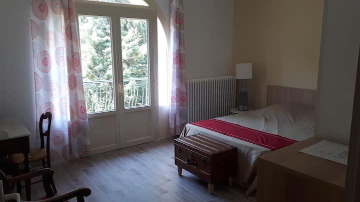 Dhoma e gjumit #01 me 1 krevat në 140, një dhomë dushi en-suite dhe një zonë zyre.
Ofrohen çarçafë dhe peshqirë.