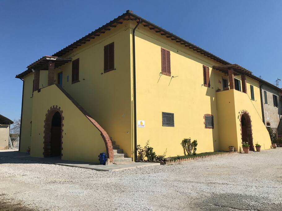 Esterno della "NANA GIALLA"
