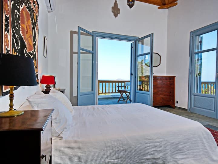 De hoofdslaapkamer kijkt uit op het oosten naar het privéterras met intrekbare luifel