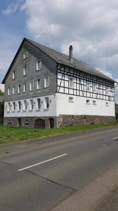 Und einmal in der Totale von der Straßenseite aus