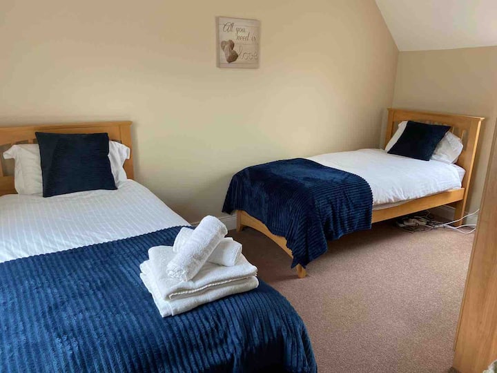 Në katin e 3-të të dhomës së gjumit ;2 krevate dopio, mbajtëse nate/ dollap me kyç dhe abazhur pranë çdo krevati. Hapësirë e bollshme në dollap me rafte. Prizat dhe kabllot zgjatuese. Tavolinë/karrige e vogël. Dritaret e përparme/të pasme të ndriçimit të qiellit me hije bllokimi.