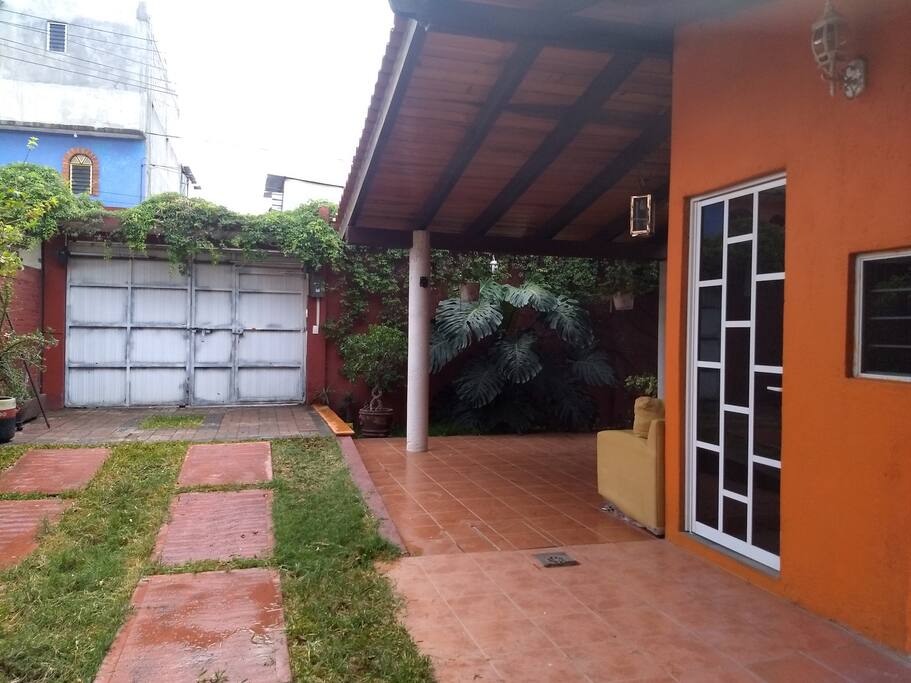 JARDÍN CON PORTÓN ELECTRICO