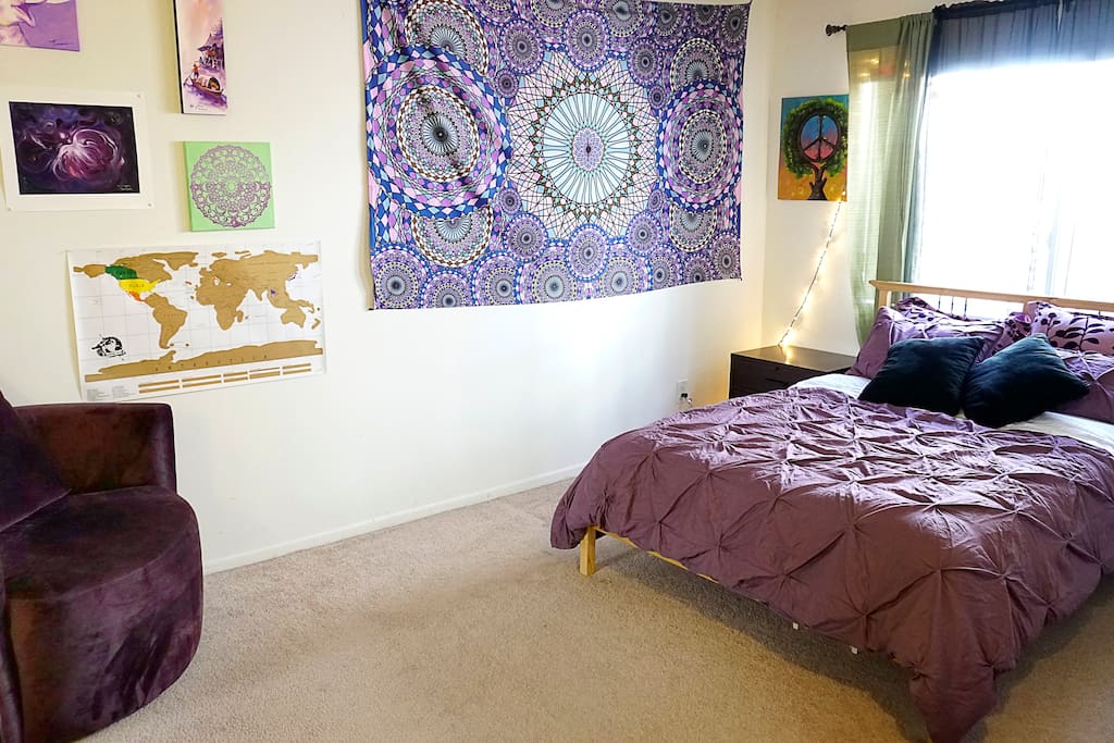 Private bedroom w/ comfortable full size bed