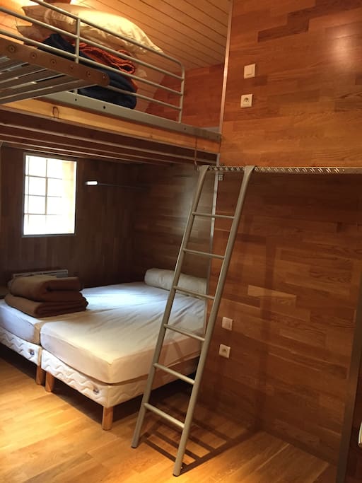 une des 3 chambres avec deux petits lits en hauteur (mezzanine)