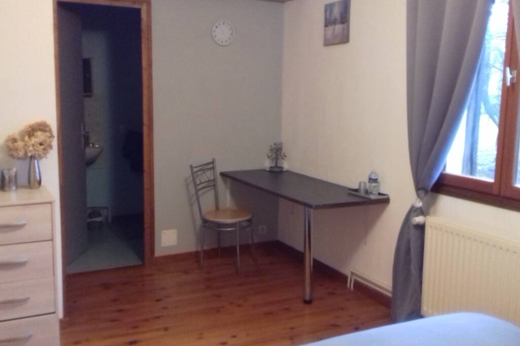 Coin bureau de la chambre grise