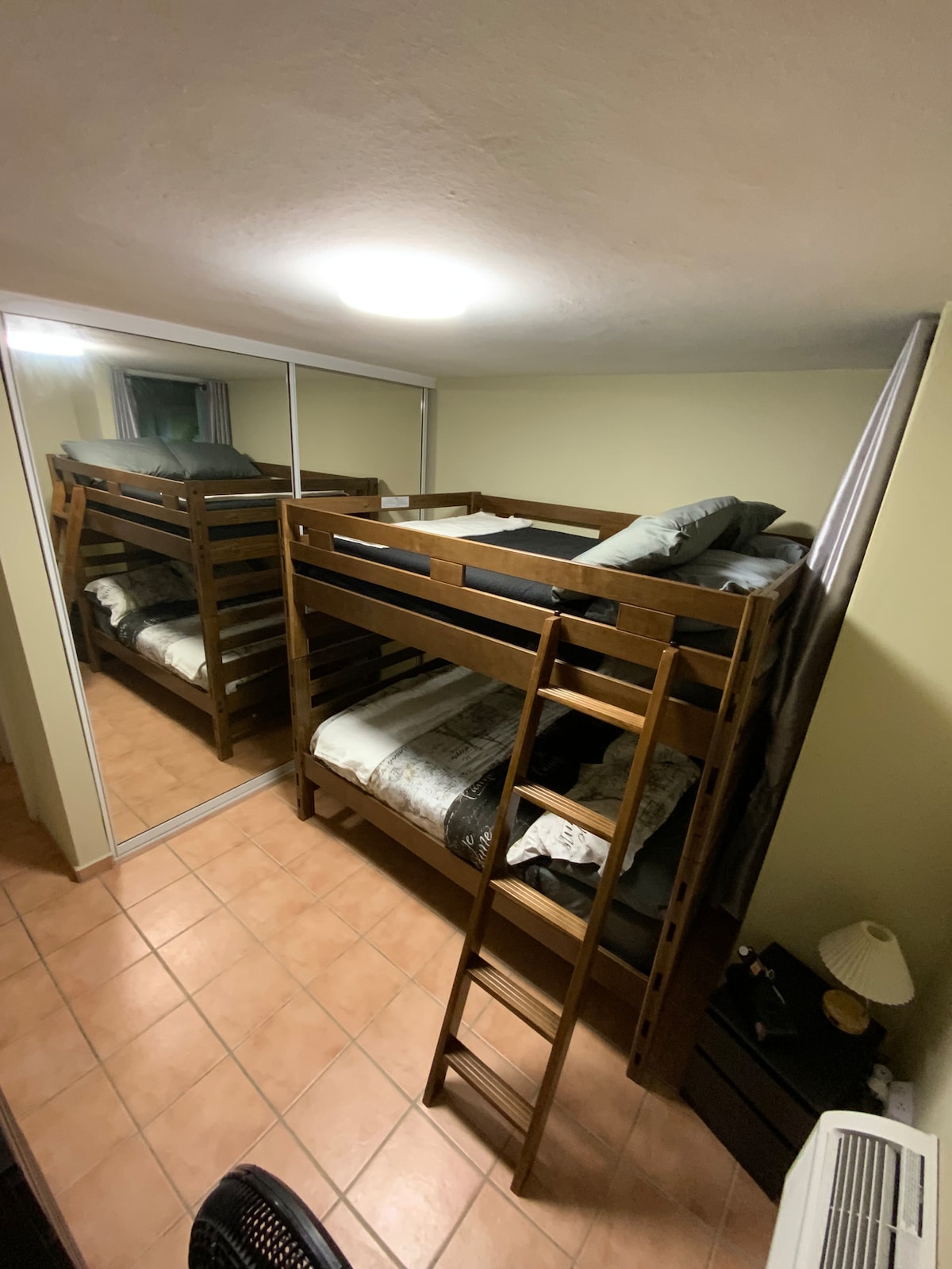 2e slaapkamer met 2 full size stapelbedden, smart-tv, oplaadpunten voor elektronische apparaten,  airconditioning.