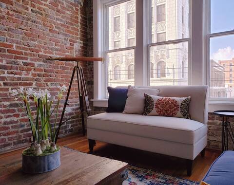 Lavish 4 BR Downtown-Courtyard & Parking-Sleeps 12