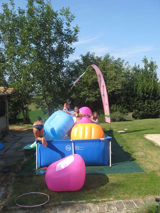I ragazzi si divertono nella piccola piscina