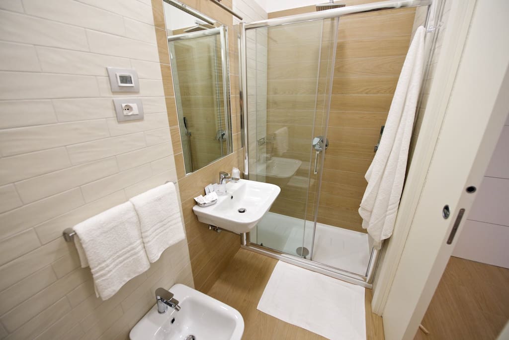 Bagno in camera Privato con Doccia XXL asciugamani
In room bathroom with Large shower