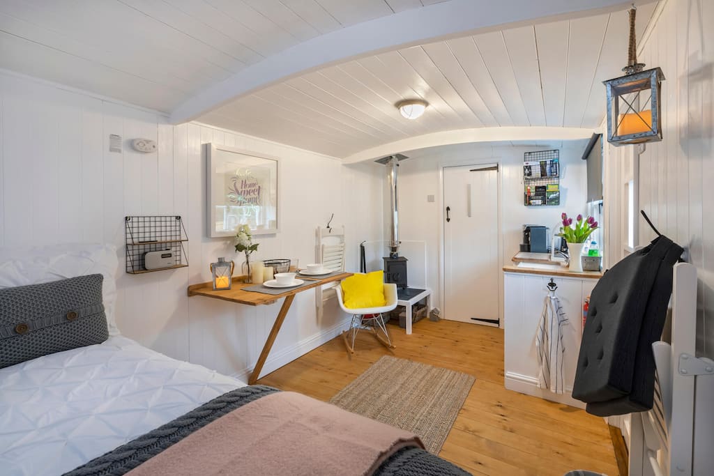 Relax in Arthur's Hut