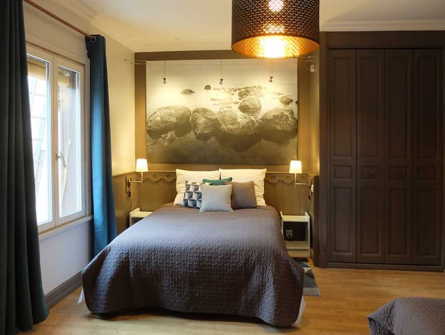La chambre avec le lit double